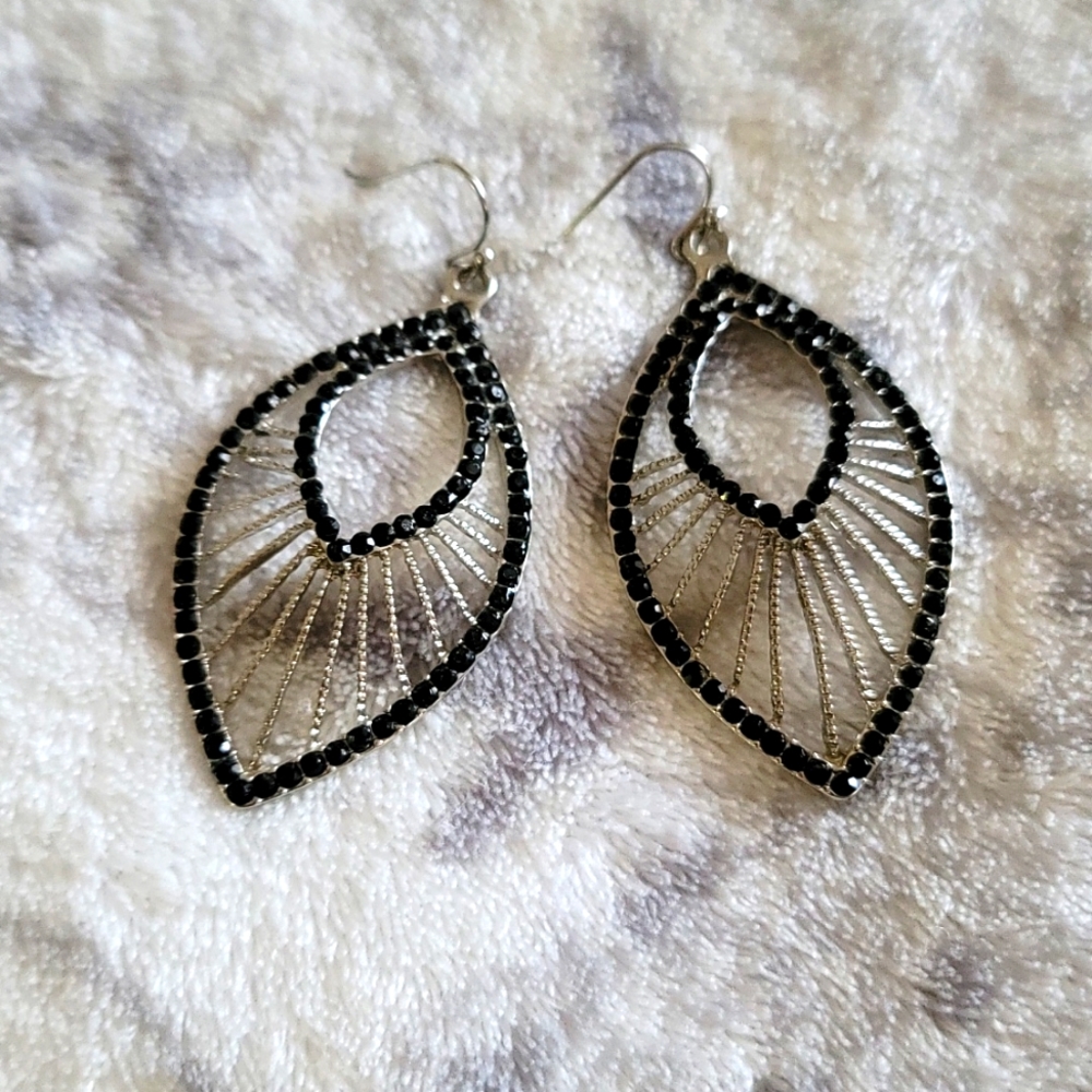 🍀2 for $15🍀 Leaf motif drop earrings Silver tone wire and black gems